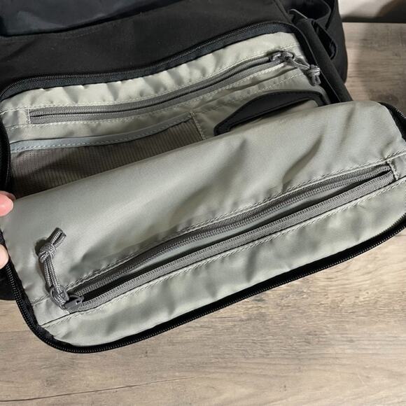 Lowepro LP36616 Urban Reporter 150 Camera Video Messenger Bag - Black - pockets - Picture 16 of 16